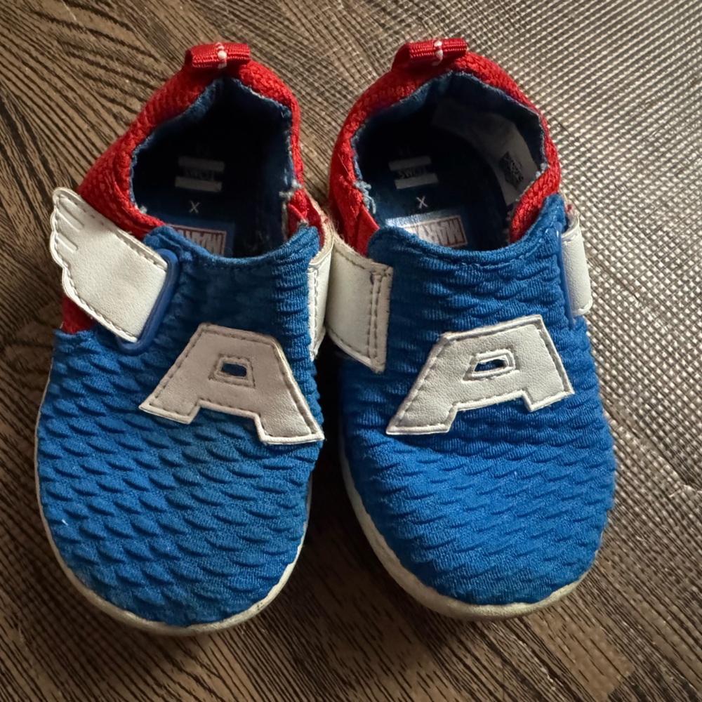Marvel Captain America baby Toms